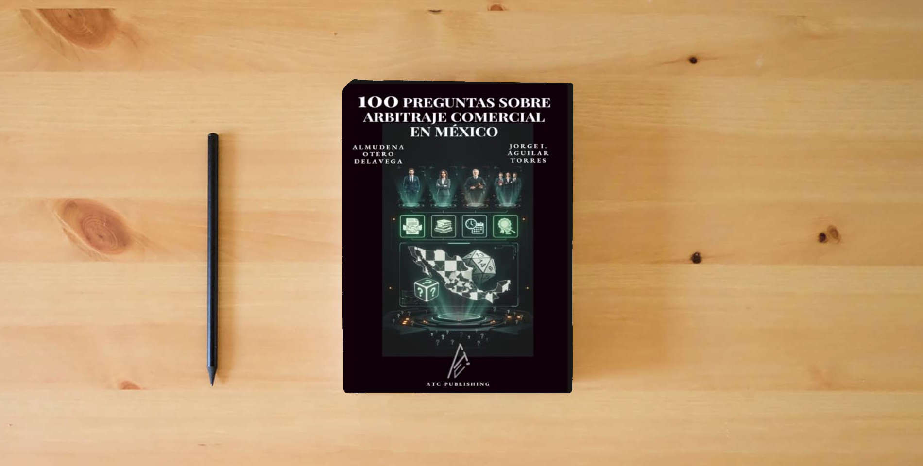 The book 100 Preguntas sobre Arbitraje Comercial en México is on the table