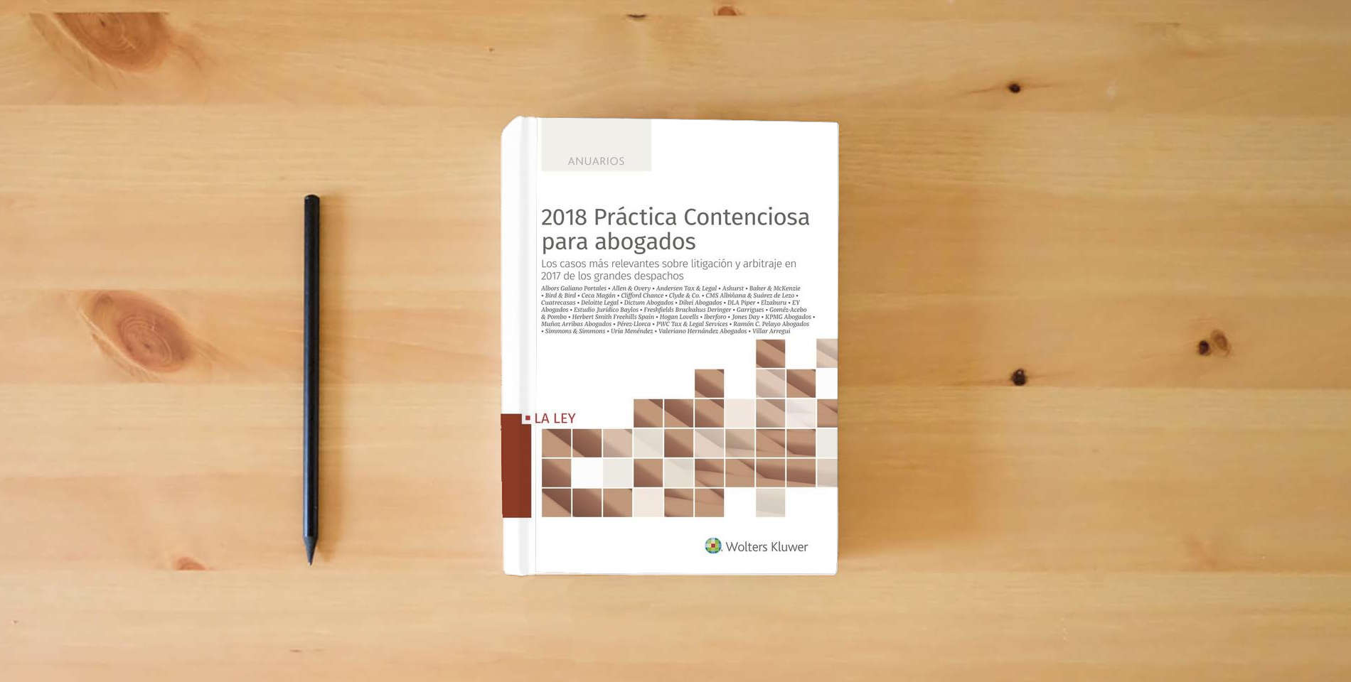 The book 2018 Práctica Contenciosa para abogados: Los casos más relevantes sobre litigación y arbitraje en 2017 de los grandes despachos (ANUARIOS) is on the table