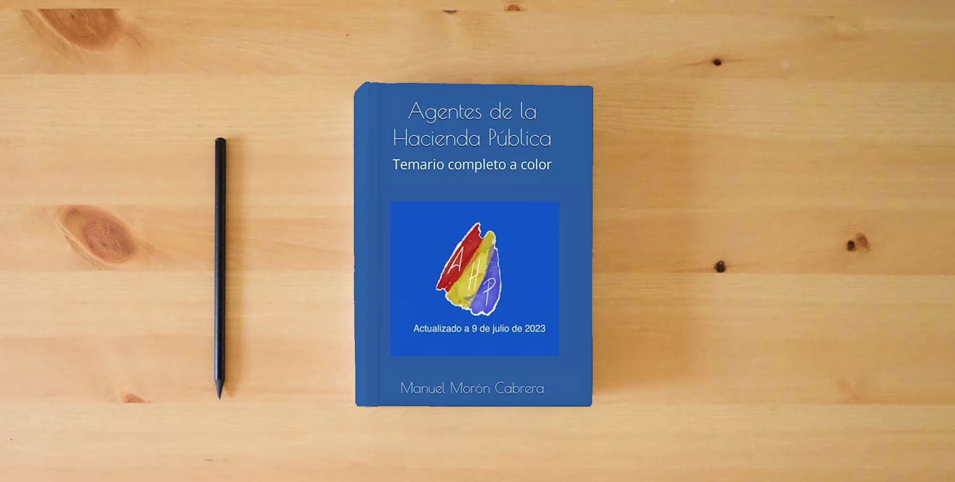 The book Agentes de la Hacienda Pública: Temario completo a color is on the table