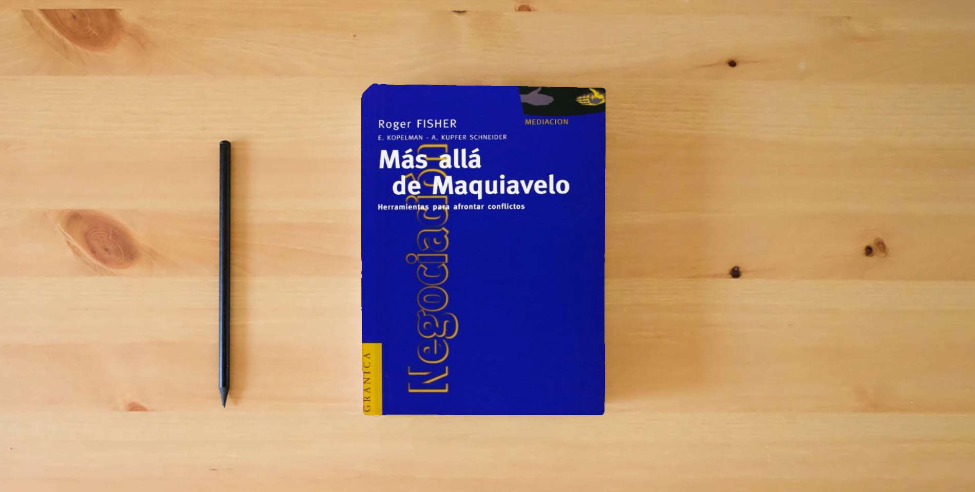 The book Más allá de Maquiavelo: Herramientas para afrontar conflictos (SIN COLECCION) is on the table
