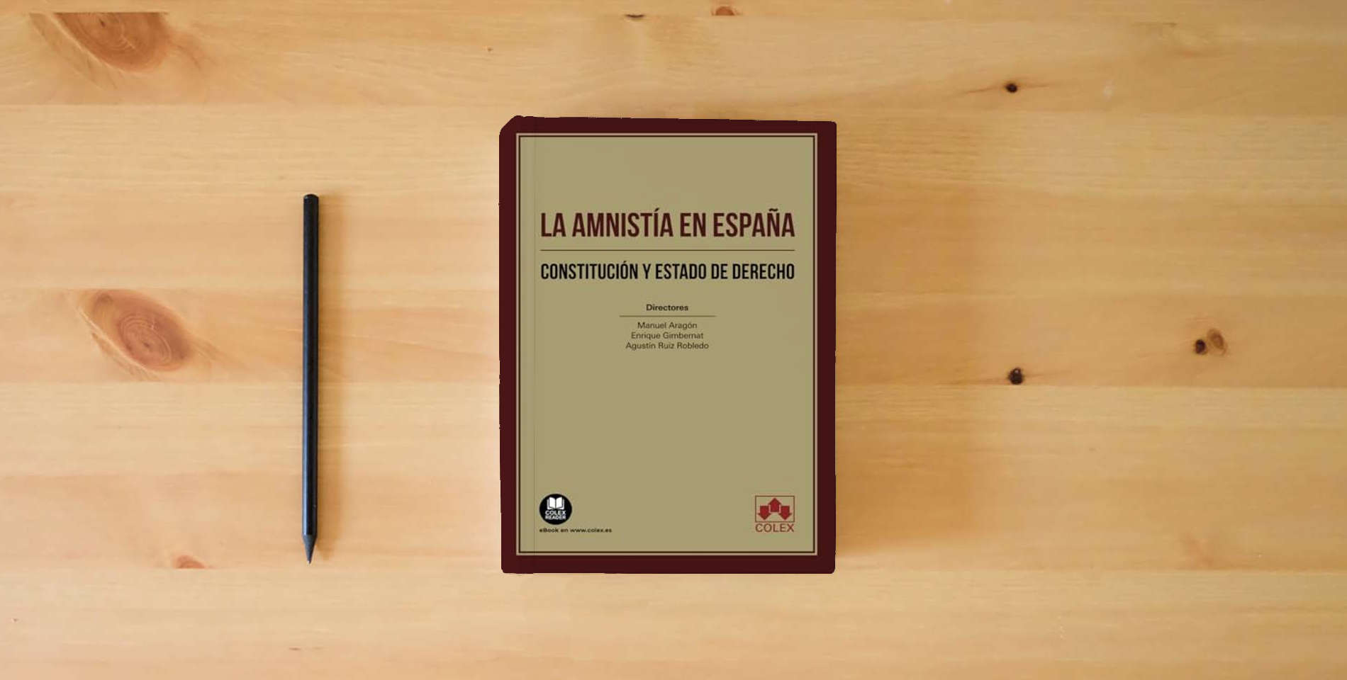 The book La amnistía en España.: Constitución y Estado de Derecho (Monografía) is on the table