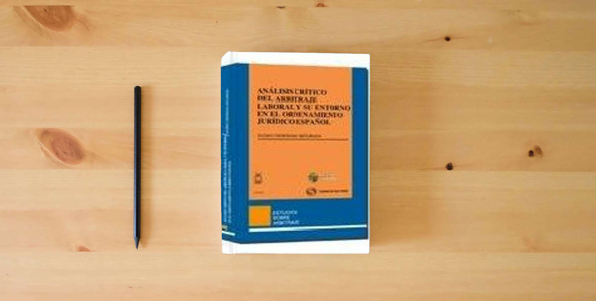 The book Análisis crítico del arbitraje laboral y su entorno en el ordenamiento jurídico español (Estudios Derecho Mercantil) is on the table