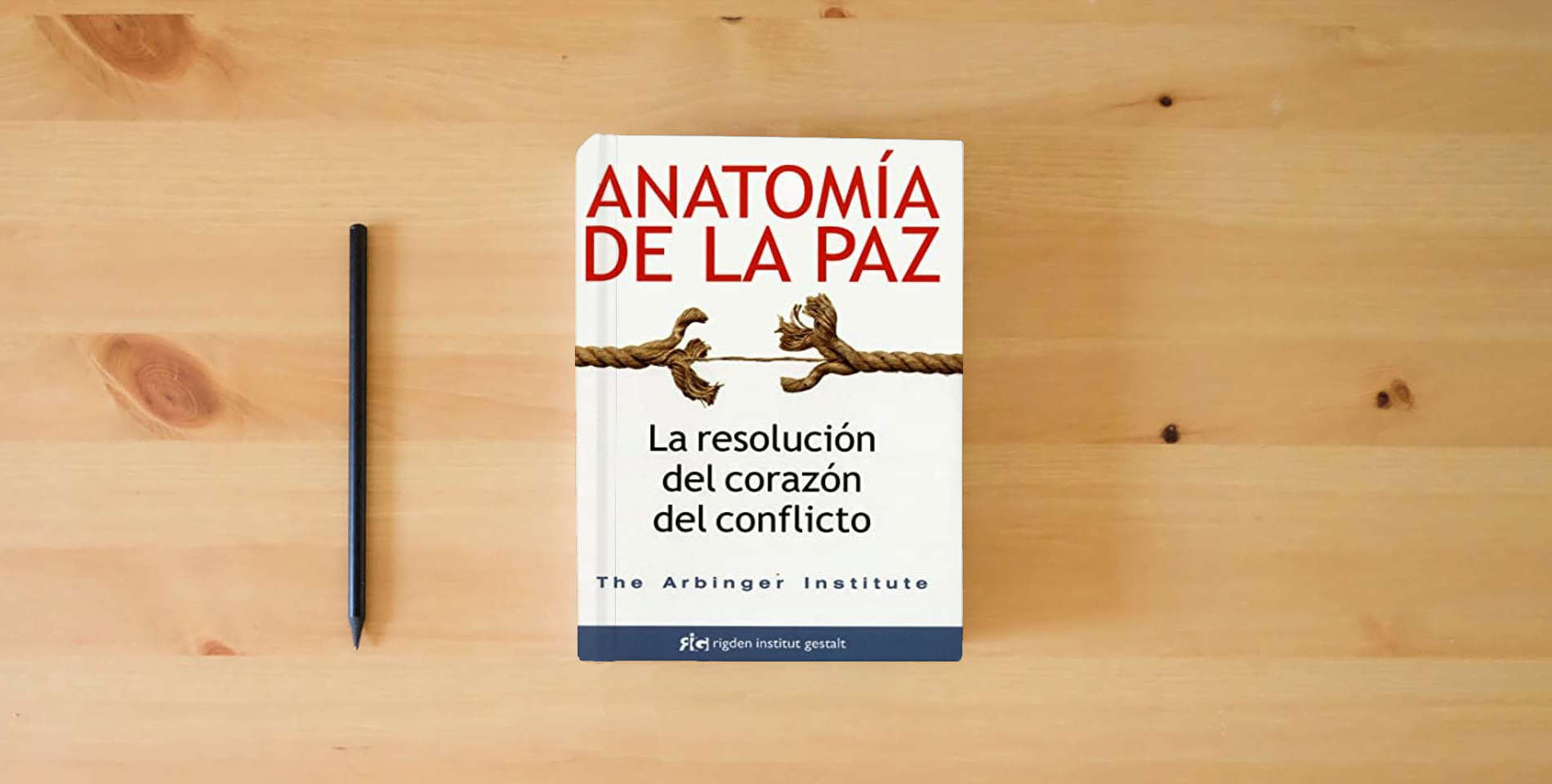 The book Anatomía de la paz. La resolución del corazón del conflicto is on the table