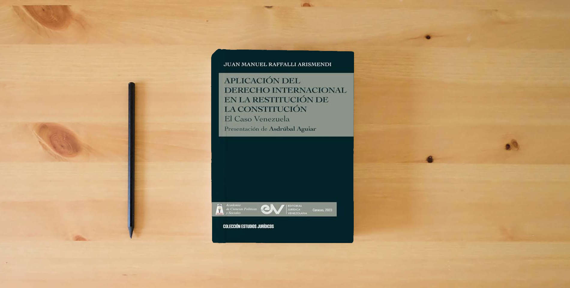 The book APLICACIÓN DEL DERECHO INTERNACIONAL EN LA RESTITUCIÓN DE LA DEMOCRACIA, El caso de Venezuela is on the table