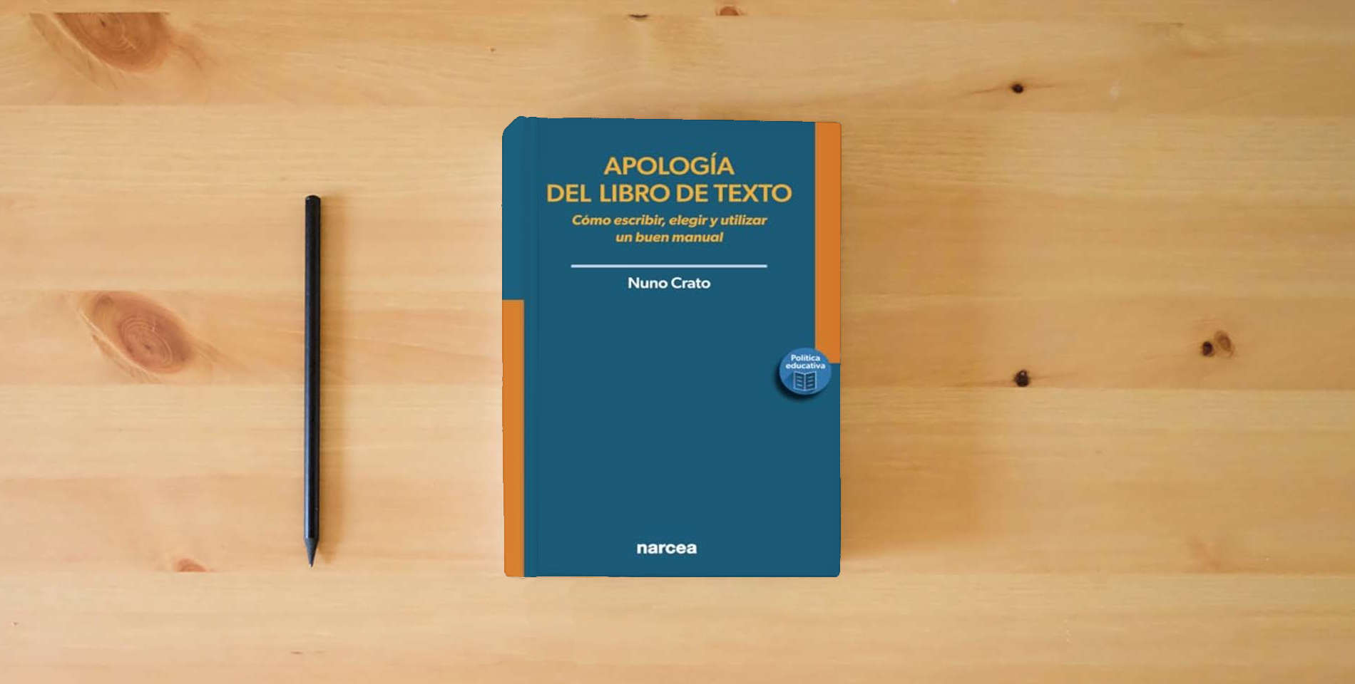 The book Apología del libro de texto: Cómo escribir, elegir y utilizar un buen manual: 7 (Política educativa) is on the table
