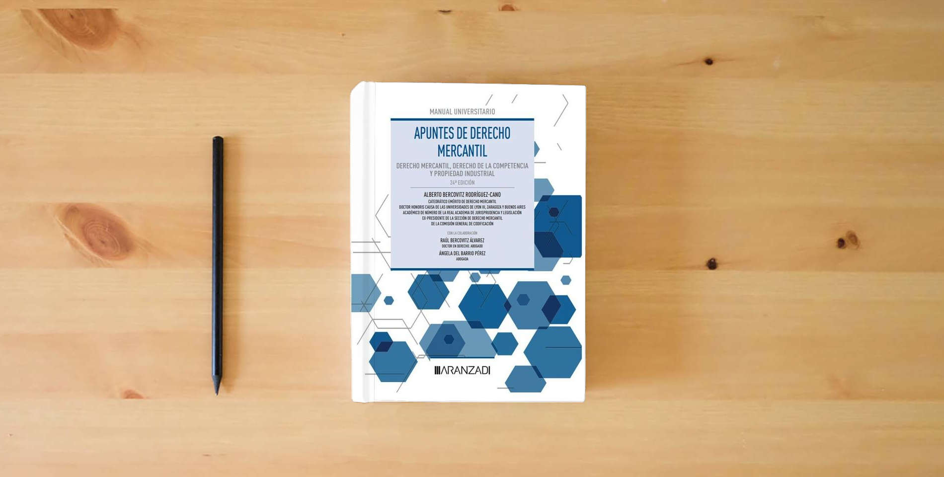 The book Apuntes de Derecho Mercantil: Derecho Mercantil, Derecho de la Competencia y Propiedad Industrial (Manuales) is on the table
