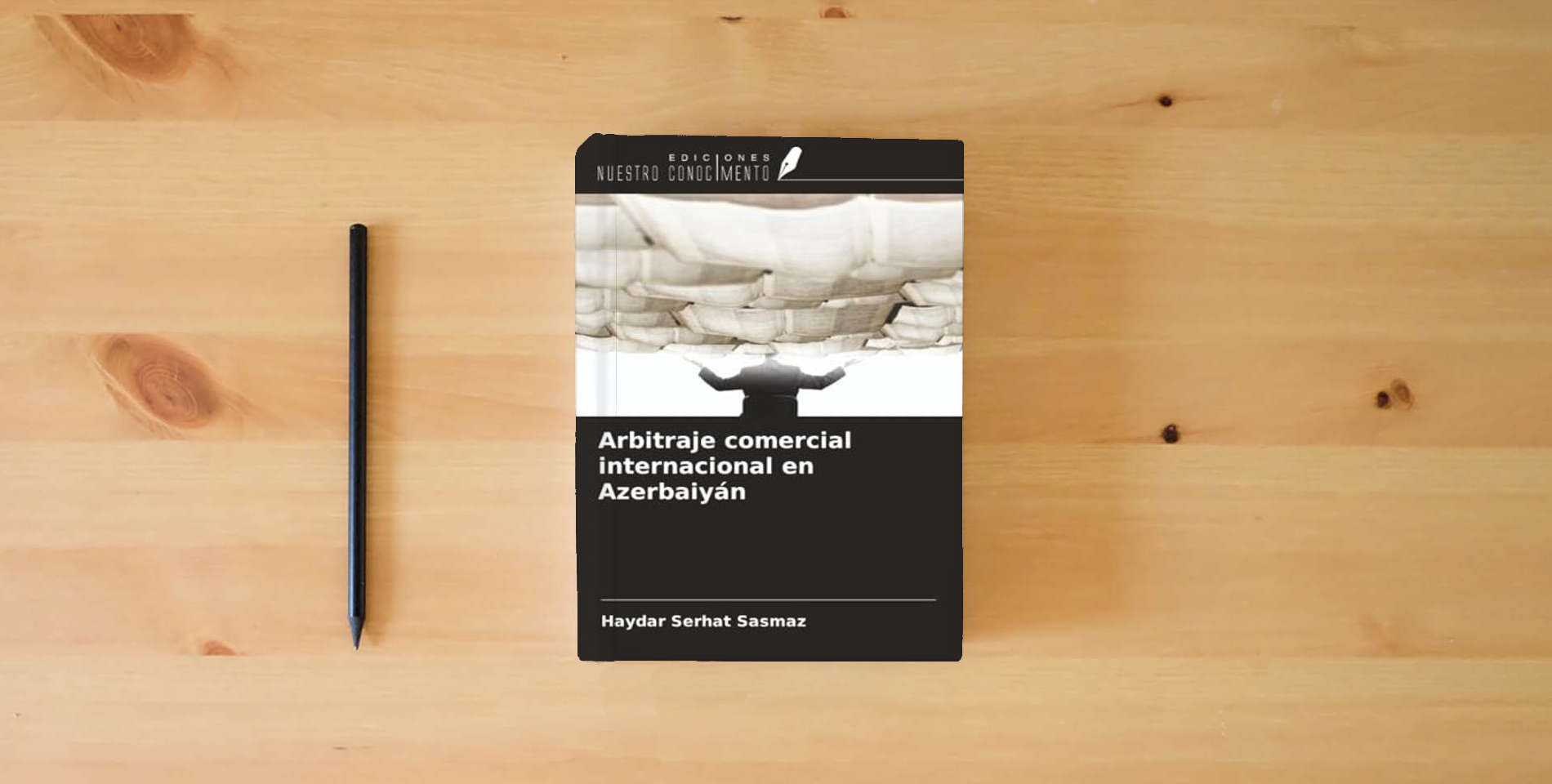 The book Arbitraje comercial internacional en Azerbaiyán is on the table