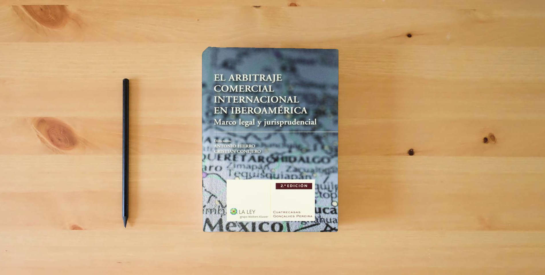 The book Arbitraje Comercial Internacional En Iberoamérica (2ª Edición): Marco legal y jurisprudencial (SIN COLECCION) is on the table
