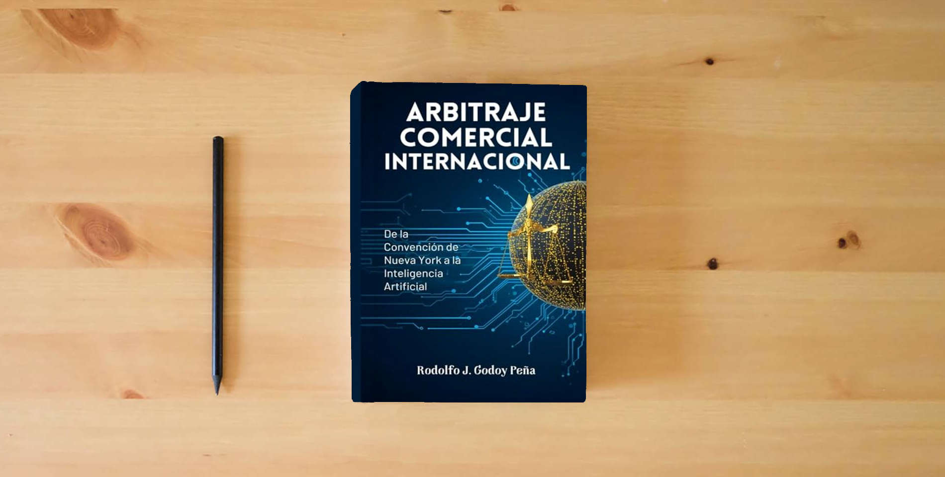 The book ARBITRAJE COMERCIAL INTERNACIONAL is on the table