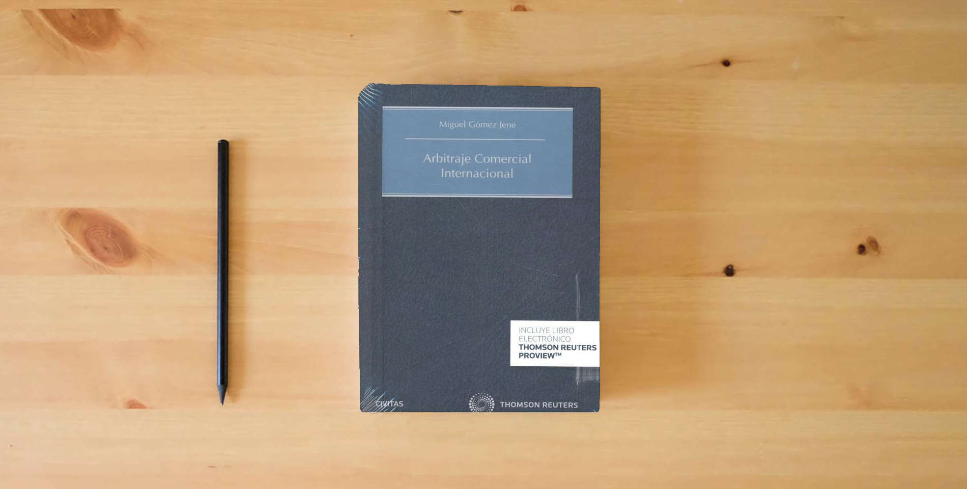 The book Arbitraje comercial internacional (Tratados y Manuales de Derecho) is on the table