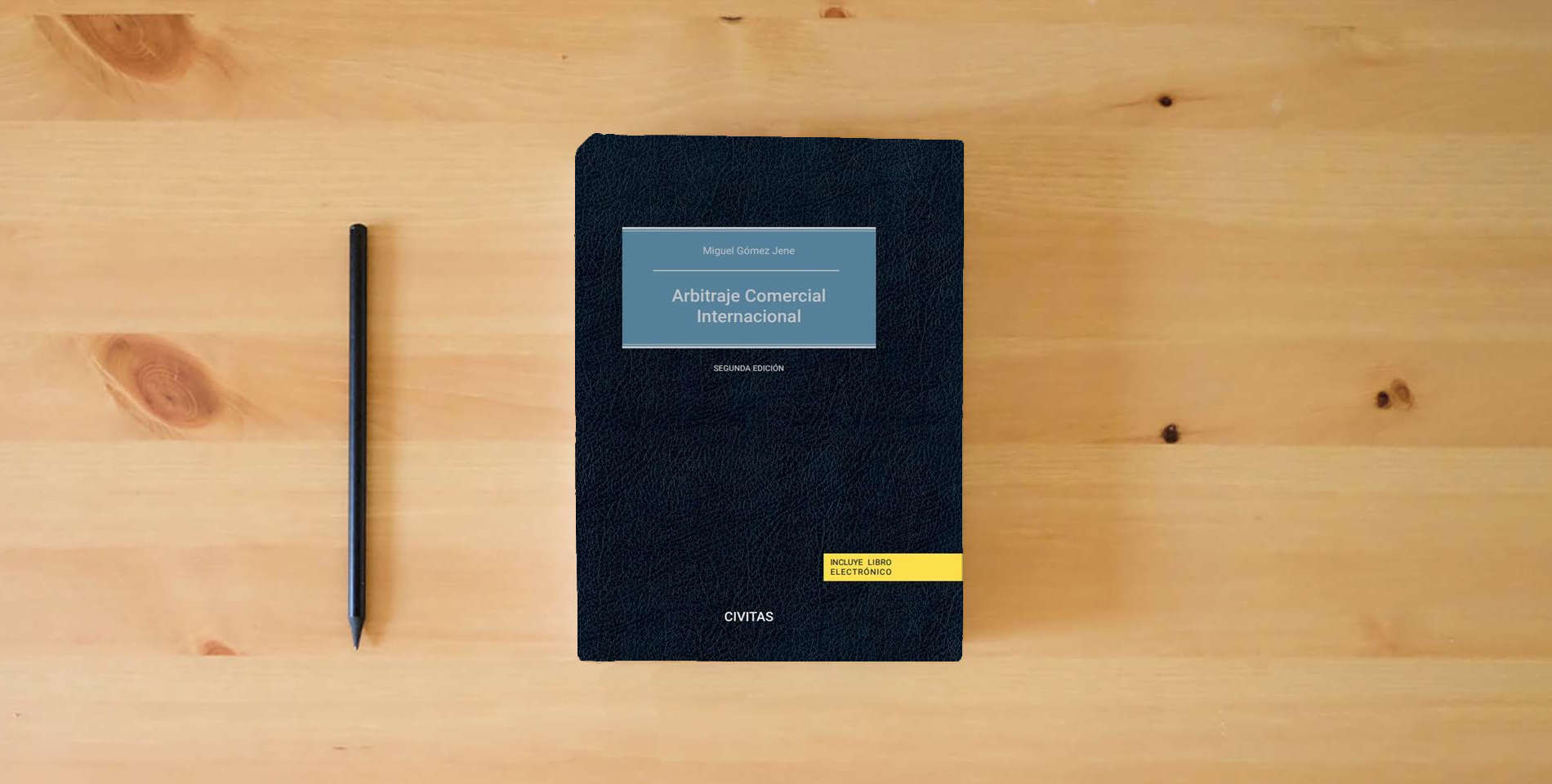The book Arbitraje comercial internacional (Tratados y Manuales de Derecho) is on the table