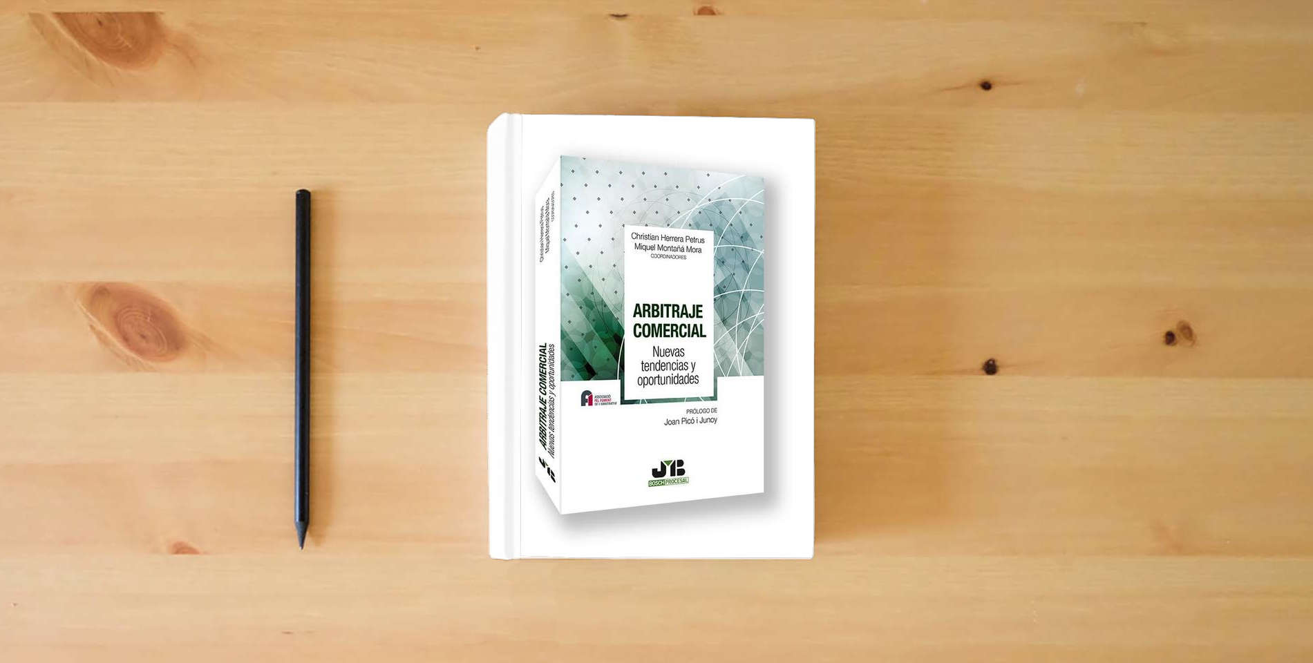 The book Arbitraje Comercial: Nuevas tendencias y oportunidades: 94 (Colección Derecho Procesal) is on the table