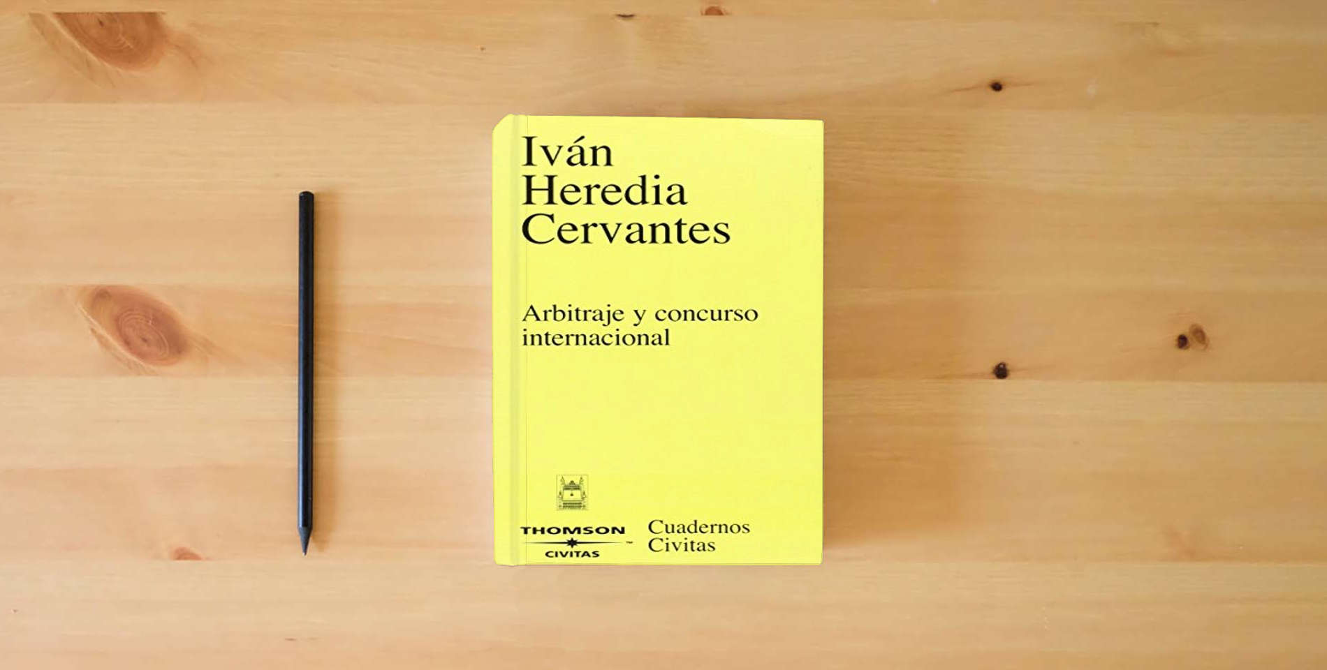 The book Arbitraje y concurso internacional (Cuadernos) is on the table