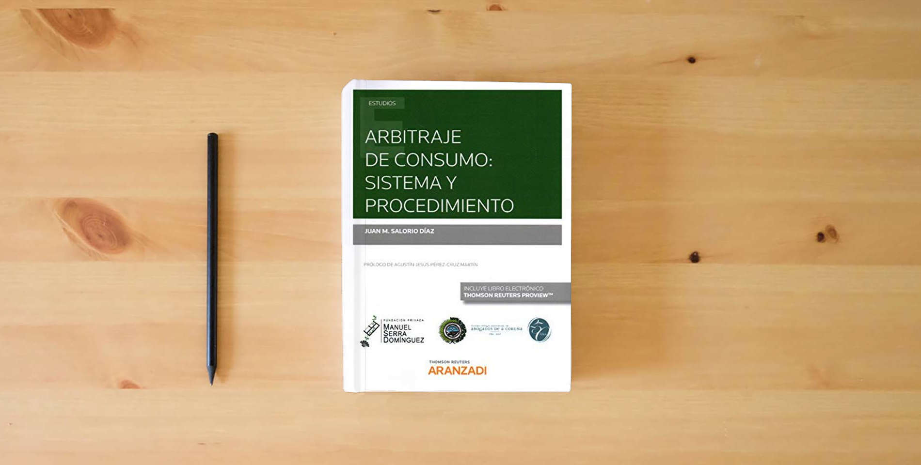 The book Arbitraje de consumo: sistema y procedimiento (Monografía) is on the table