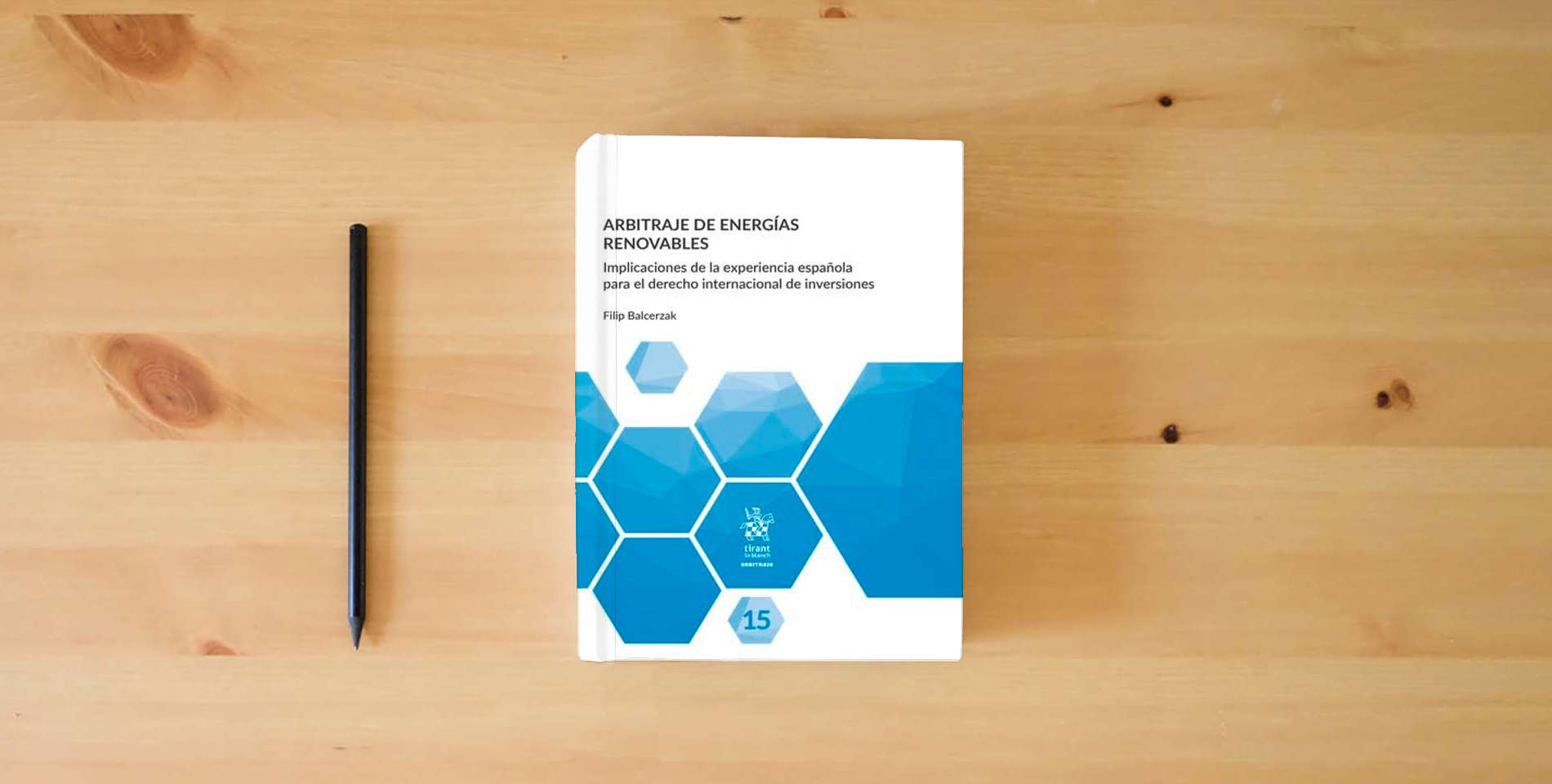 The book Arbitraje de energías renovables. Implicaciones de la experiencia española para el derecho internacional de inversiones is on the table