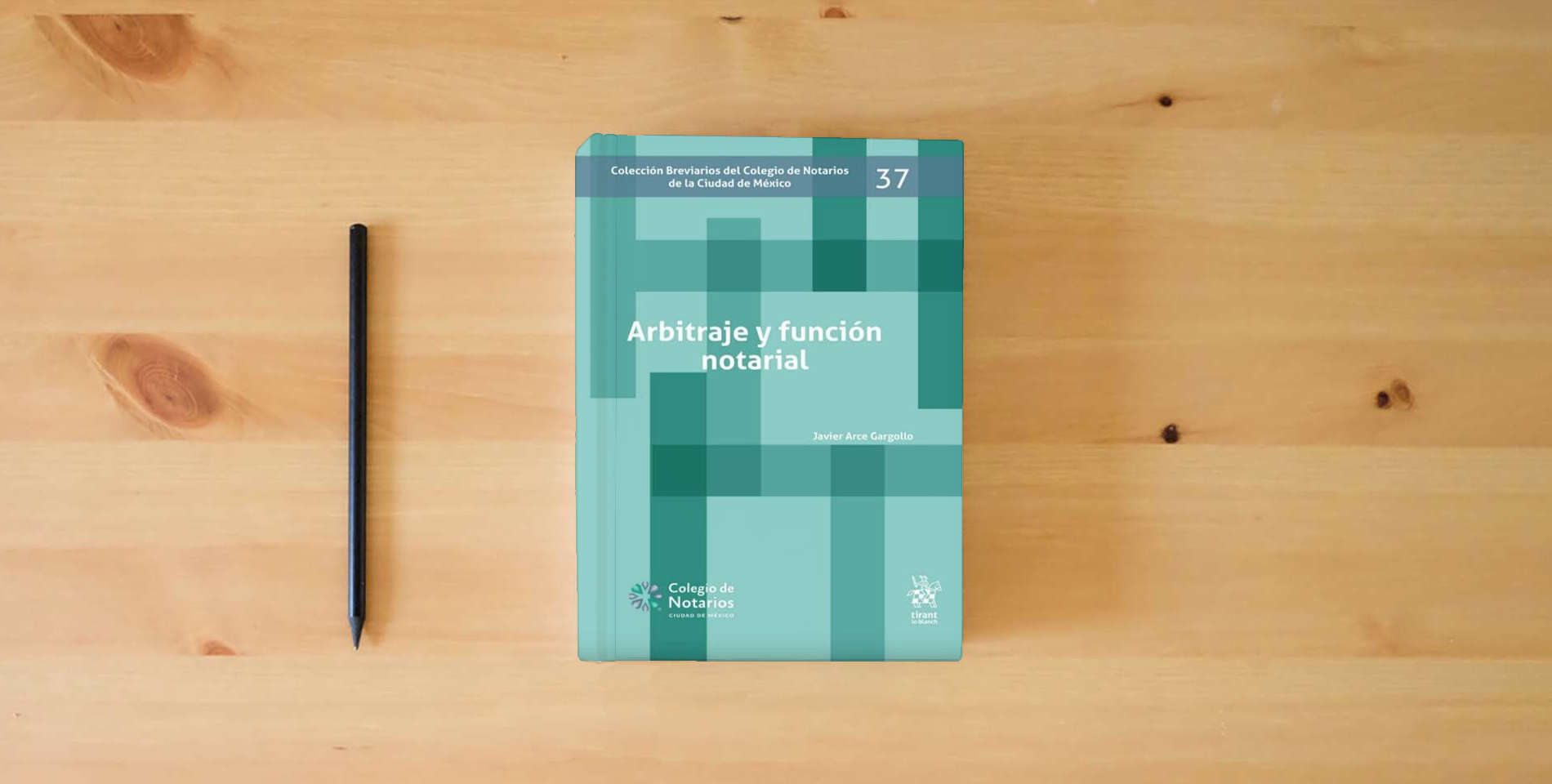The book Arbitraje y función notarial (Breviarios del Colegio de Notarios de la Ciudad de México -Mexico-) is on the table