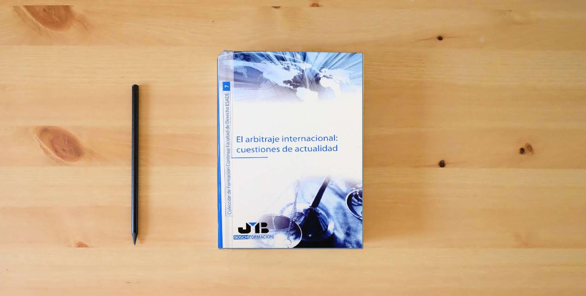 The book El Arbitraje Internacional: Cuestiones De Actualidad is on the table