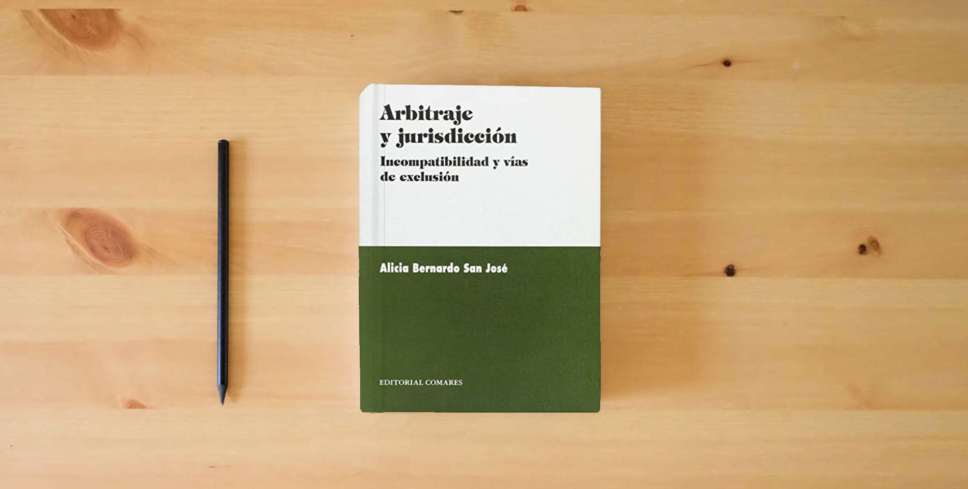 The book ARBITRAJE Y JURISDICCION (SIN COLECCION) is on the table