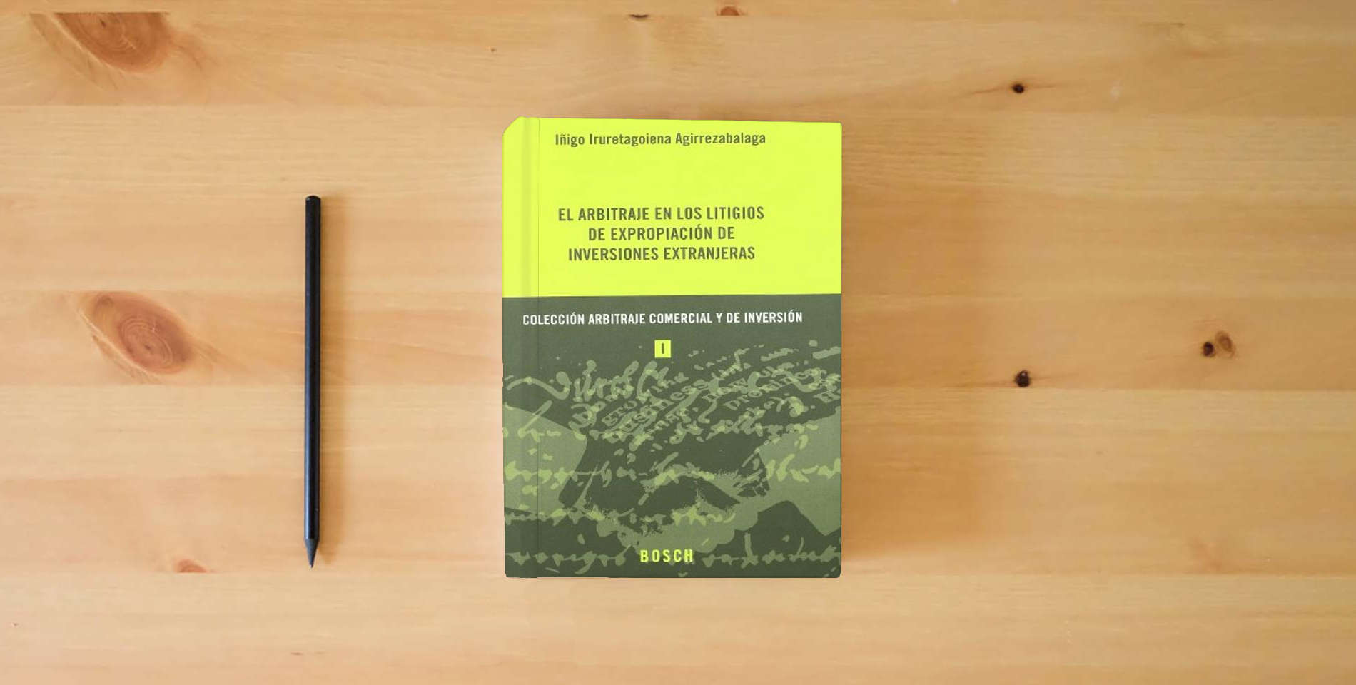 The book El arbitraje en los litigios de expropiación de inversiones extranjeras: Colección Arbitraje Comercial y de Inversión 1 is on the table