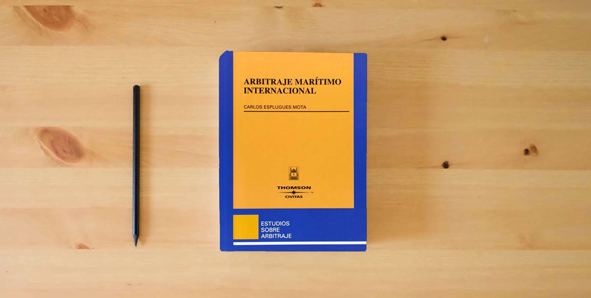 The book Arbitraje marítimo internacional: 4 (Estudios sobre Arbitraje) is on the table