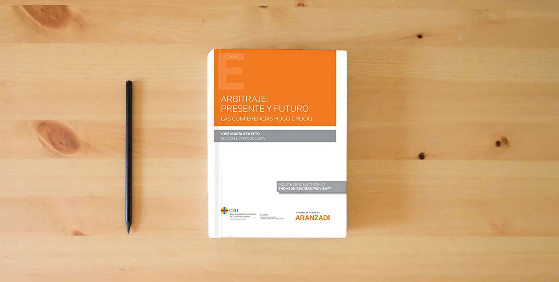 The book Arbitraje: presente y futuro: LAS CONFERENCIAS HUGO GROCIO (Monografía) is on the table