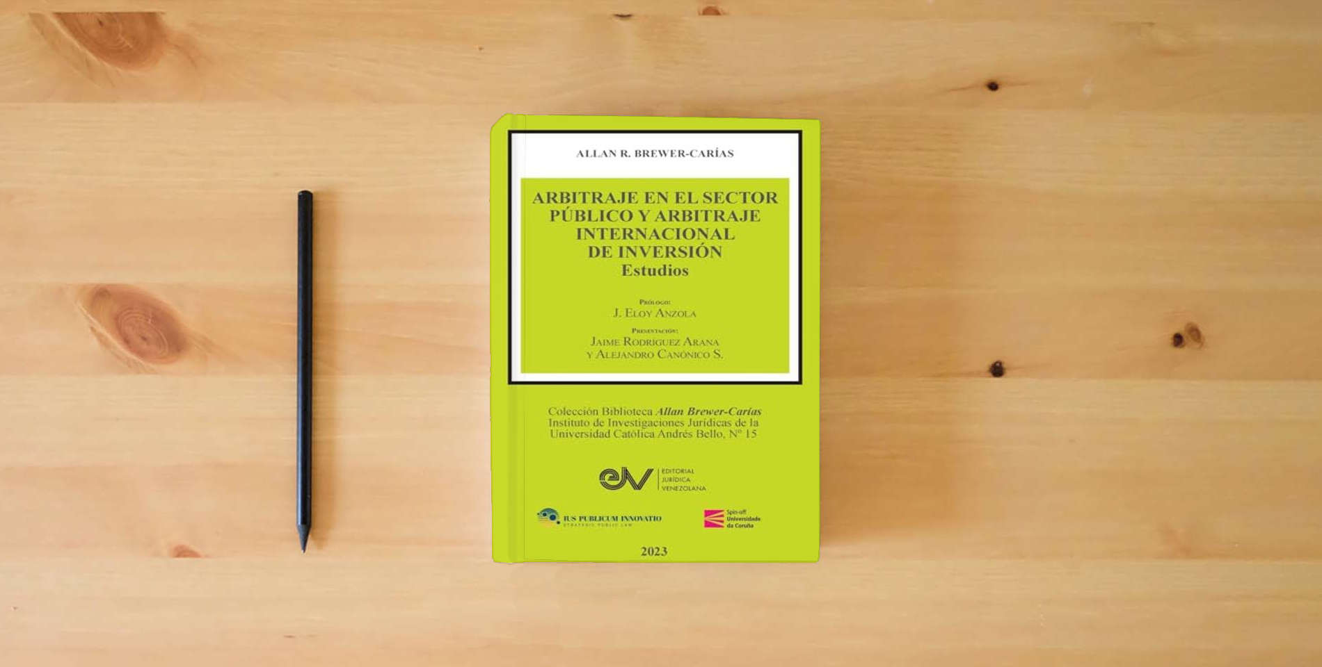 The book ARBITRAJE EN EL SECTOR PÚBLICO Y ARBITRAJE INTERNACIONAL DE INVERSIÓN. Estudios is on the table