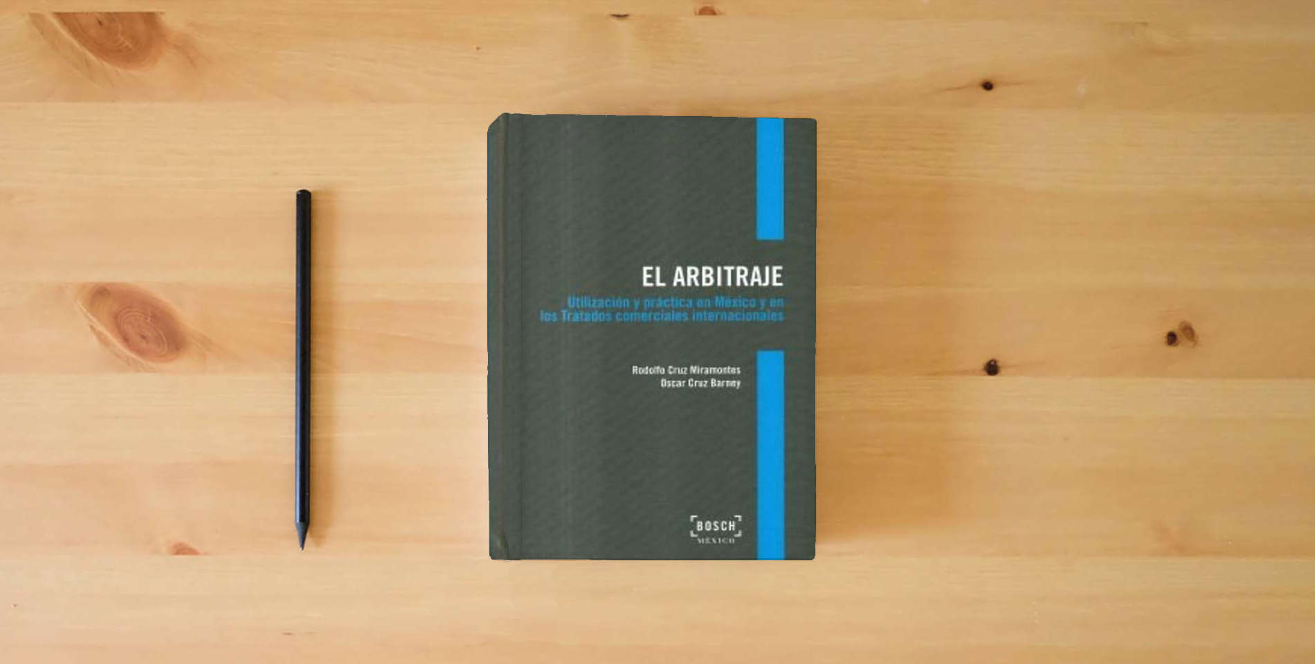 The book El arbitraje: utilización y práctica en México y en los tratados comerciales internacionales (Bosch México) is on the table