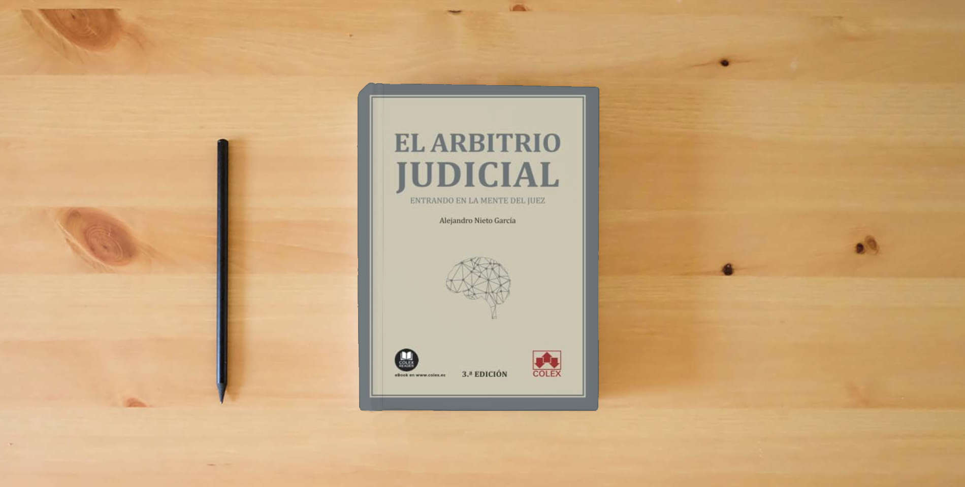The book El arbitrio judicial: Entrando en la mente del juez: 1 (Monografías) is on the table