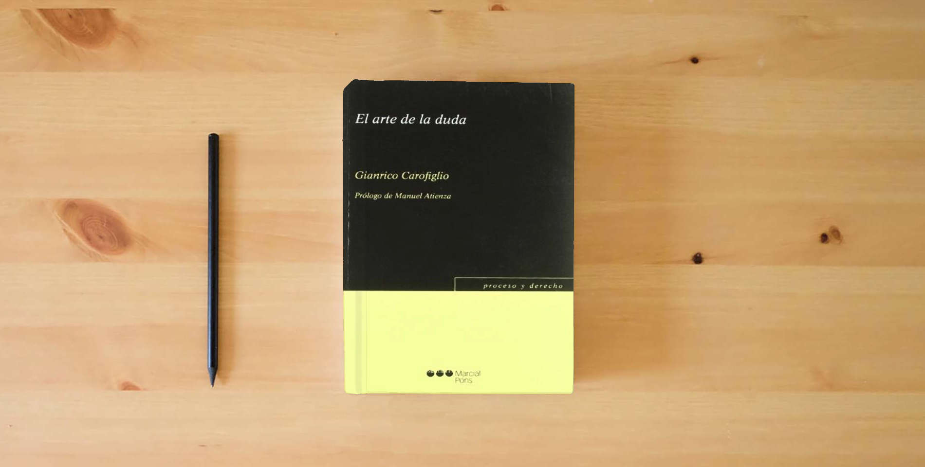 The book El arte de la duda (Proceso y Derecho) is on the table