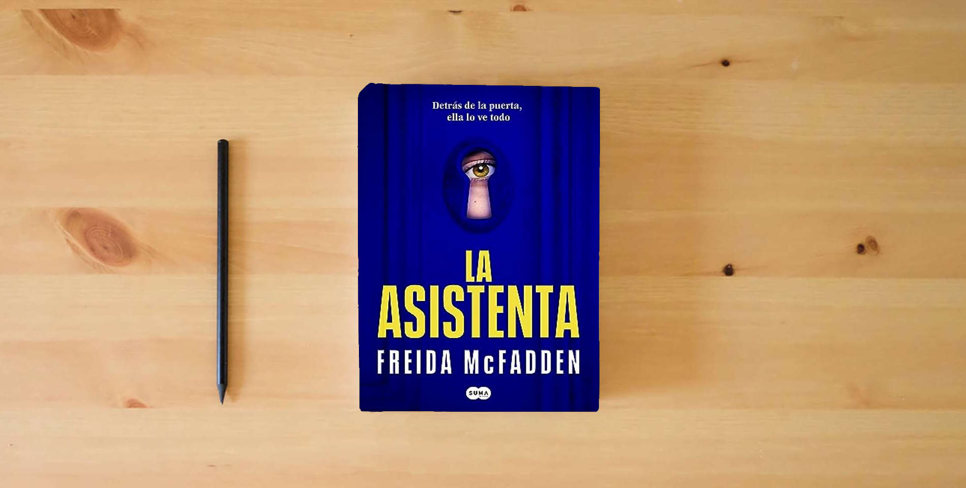 The book La asistenta: El adictivo thriller viral que está arrasando internacionalmente: 1 (SUMA) is on the table