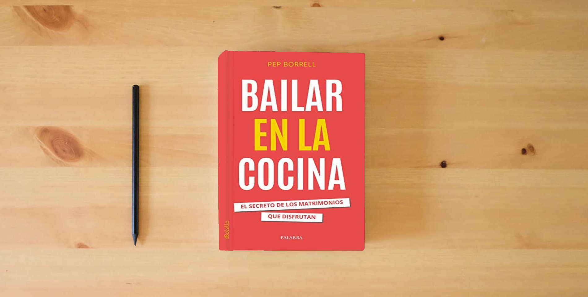 The book Bailar en la cocina. El secreto de los matrimonios que disfrutan: 934 (dBolsillo) is on the table