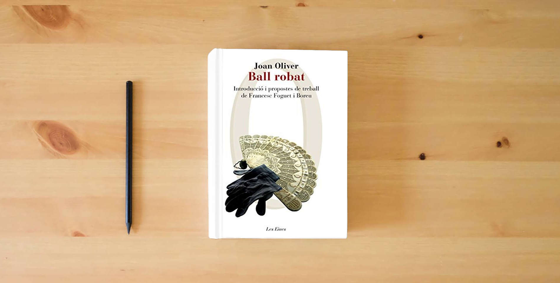 The book Ball robat: Introducció i propostes de treball de Francesc Foguet i Boreu (LES EINES) is on the table