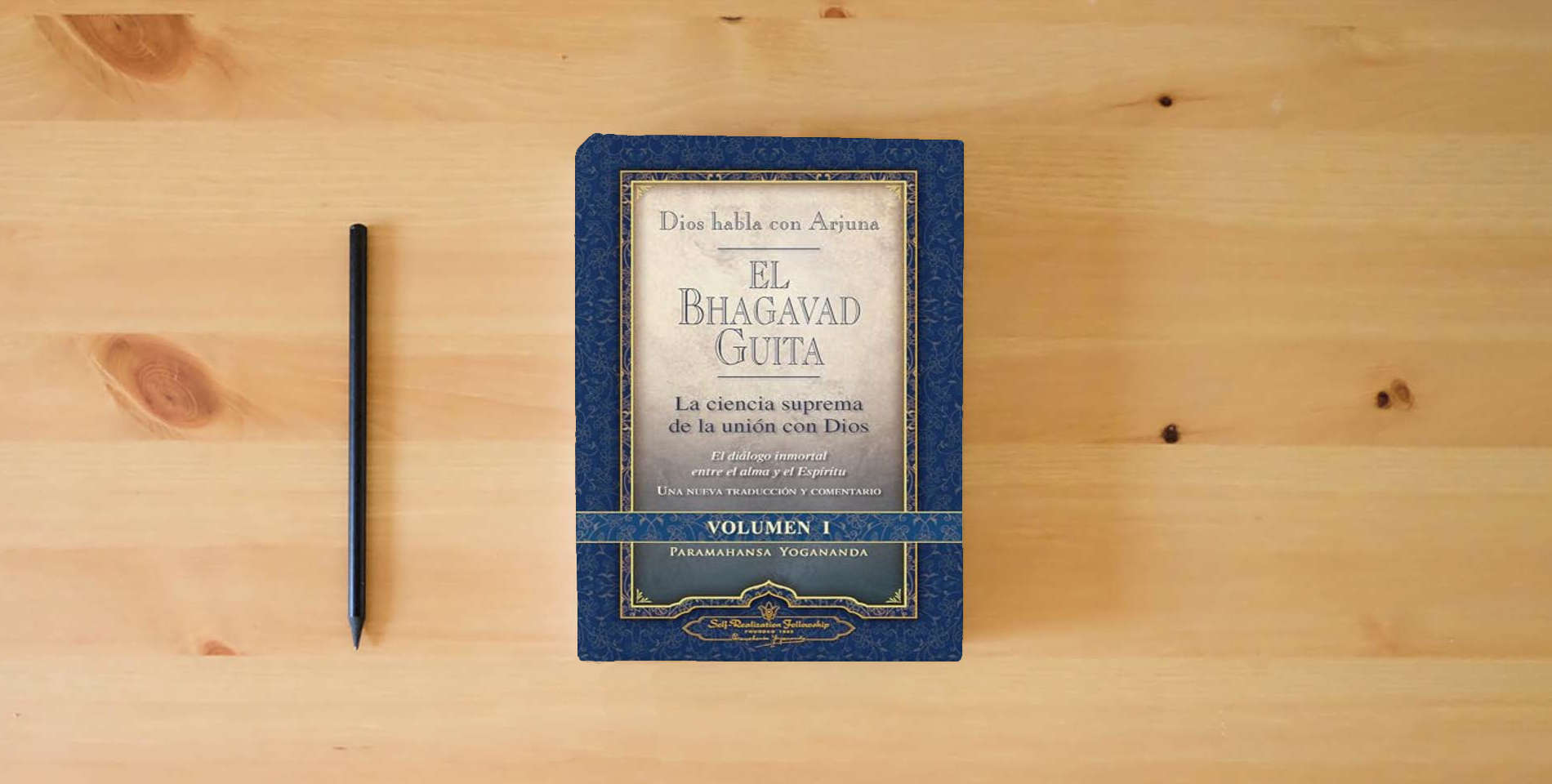 The book El Bhagavad Guita - Dios Habla Con Arjuna Vol 1; La ciencia suprema de la unión con Dios (SIN COLECCION) is on the table