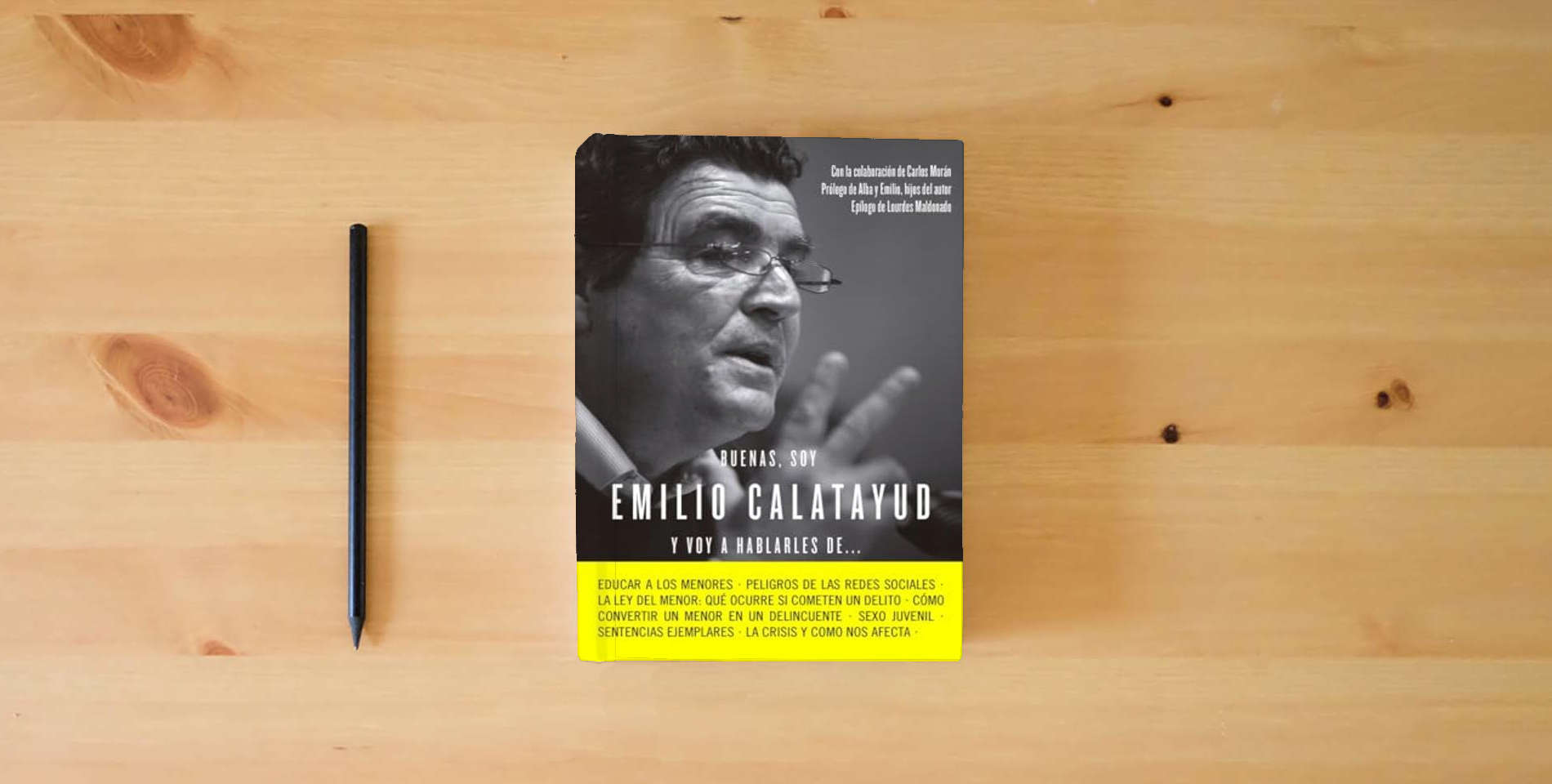The book Buenas, soy Emilio Calatayud y voy a hablarles de... (Alienta) is on the table