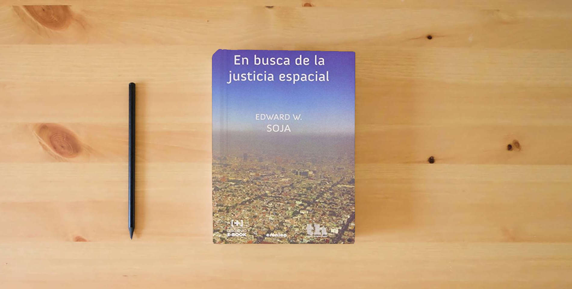 The book En busca de la Justicia Espacial (Crónica) is on the table