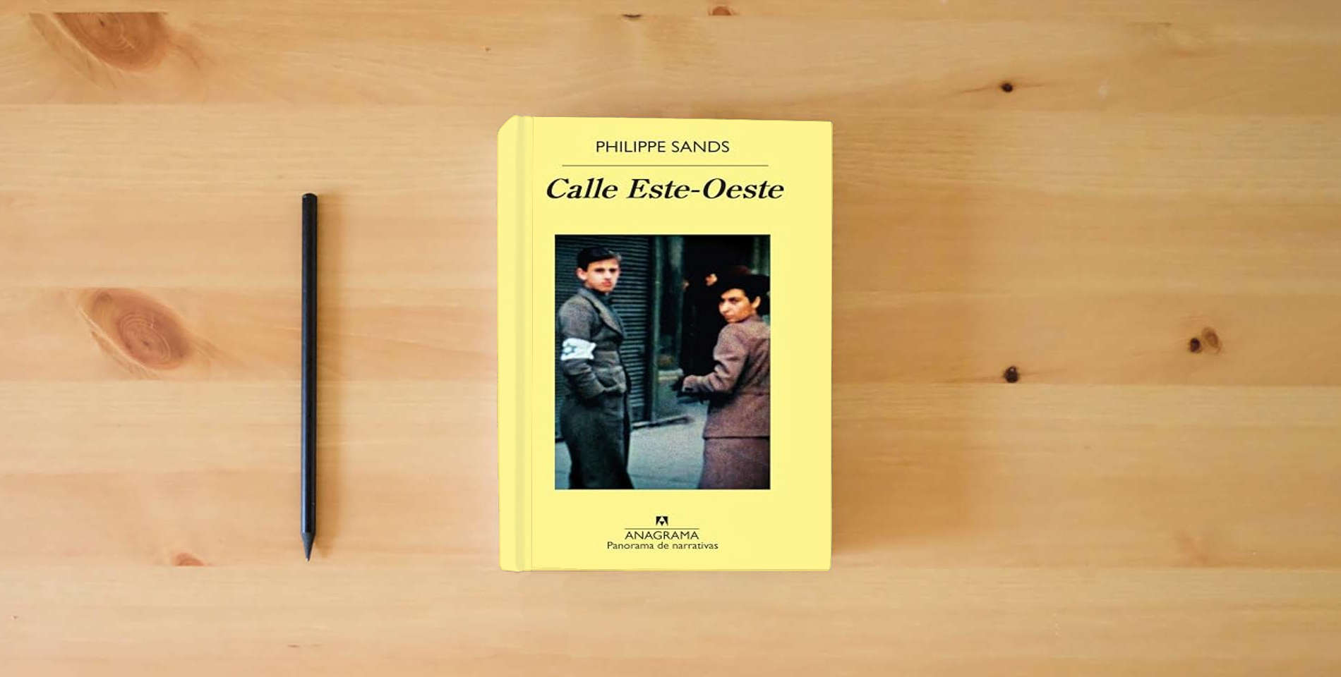 The book Calle Este-Oeste: Sobre los orígenes de "genocidio" y "crímenes contra la humanidad": 959 (Panorama de narrativas) is on the table