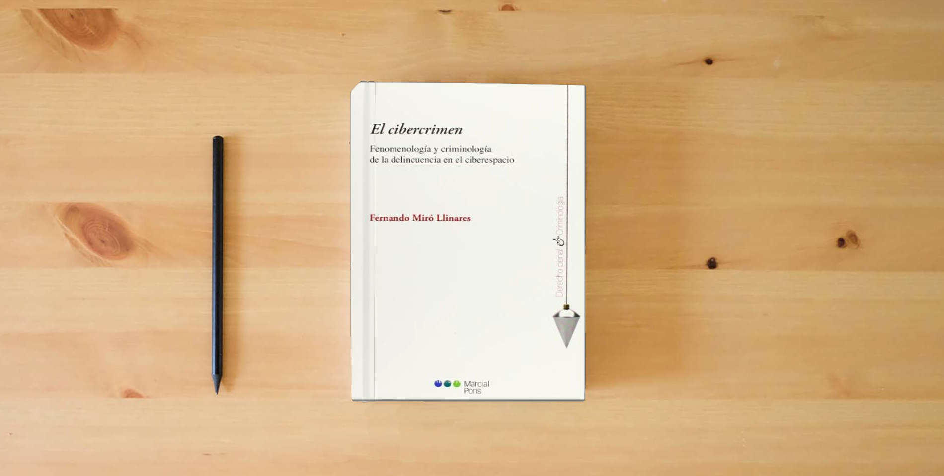 The book El cibercrimen: Fenomenología y criminología de la delincuencia en el ciberespacio (Derecho penal y Criminología) is on the table