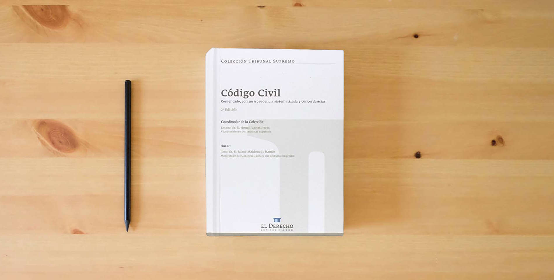 The book Código Civil: comentado con jurisprudencia sistematizada y concordancias is on the table