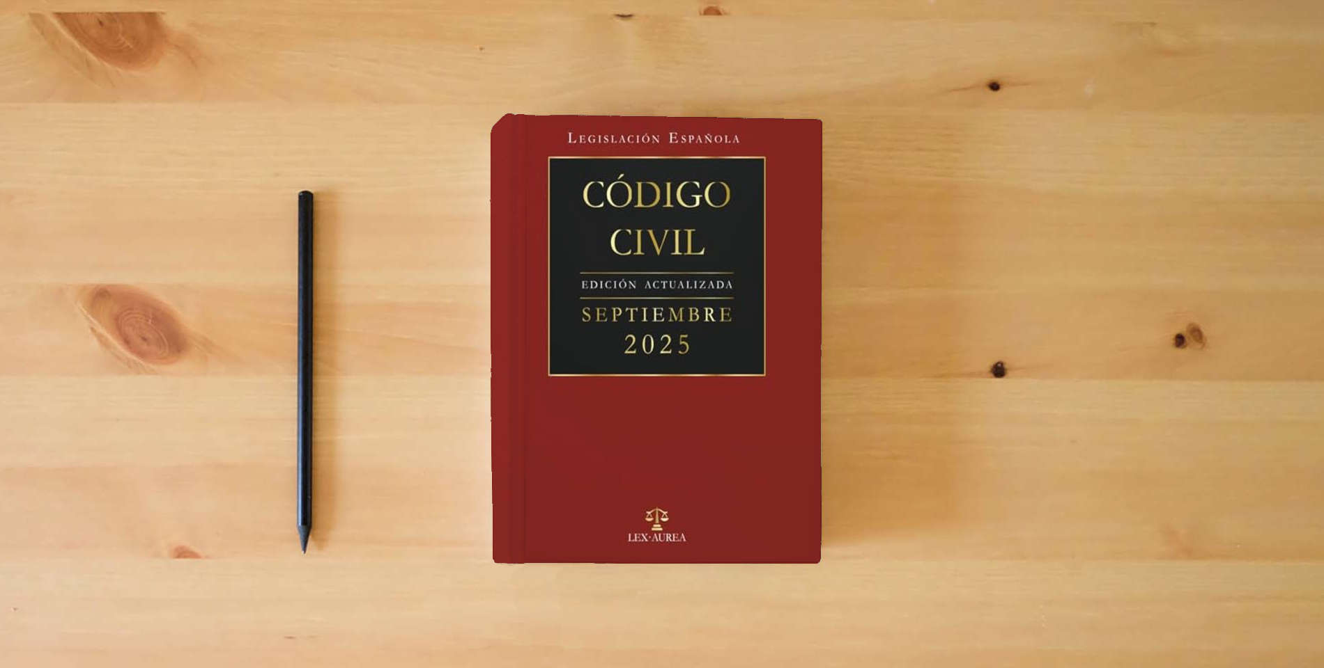 The book Código Civil | Edición Actualizada is on the table