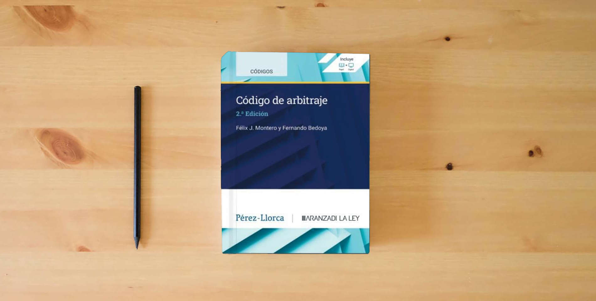 The book CÓDIGO DE ARBITRAJE is on the table