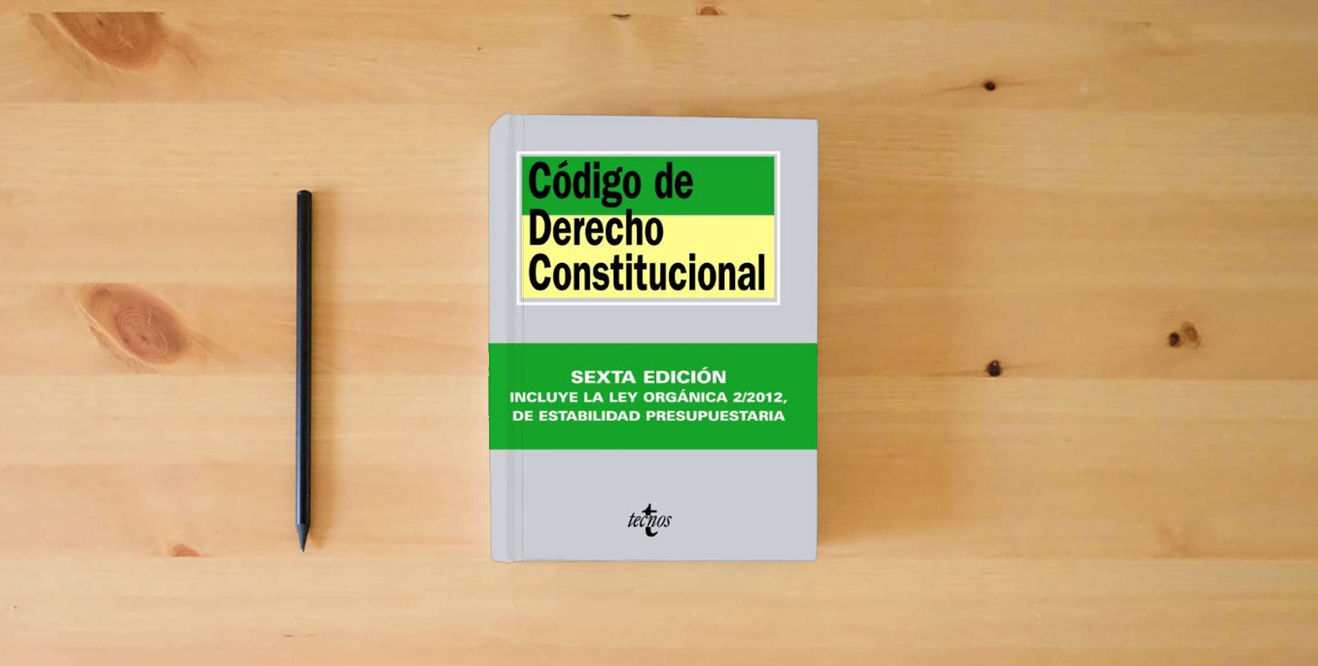 The book Código de Derecho Constitucional (Derecho - Biblioteca De Textos Legales) is on the table