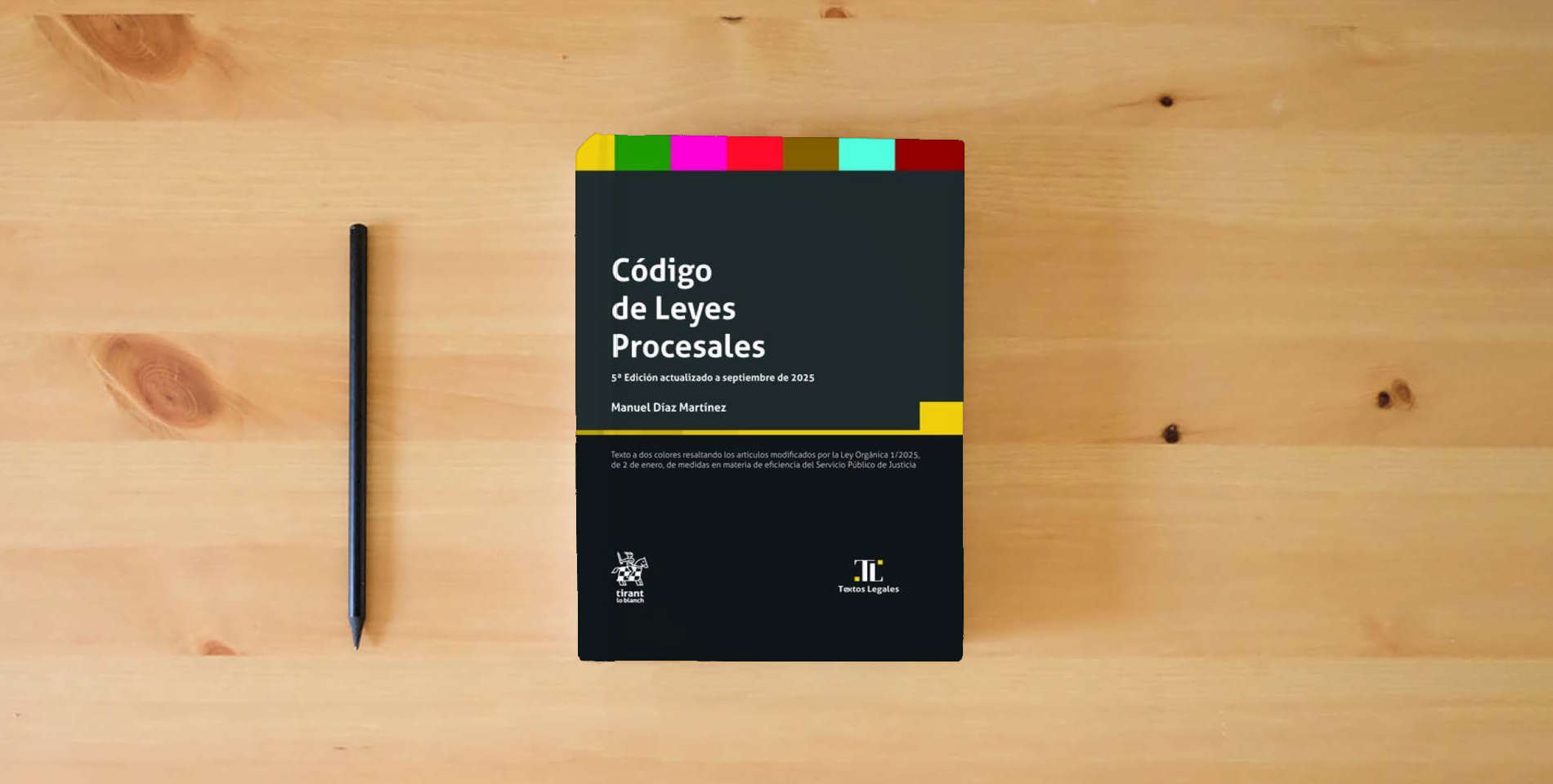 The book Código de Leyes Procesales 5ª Edición actualizada a septiembre de 2025 (Textos legales) is on the table