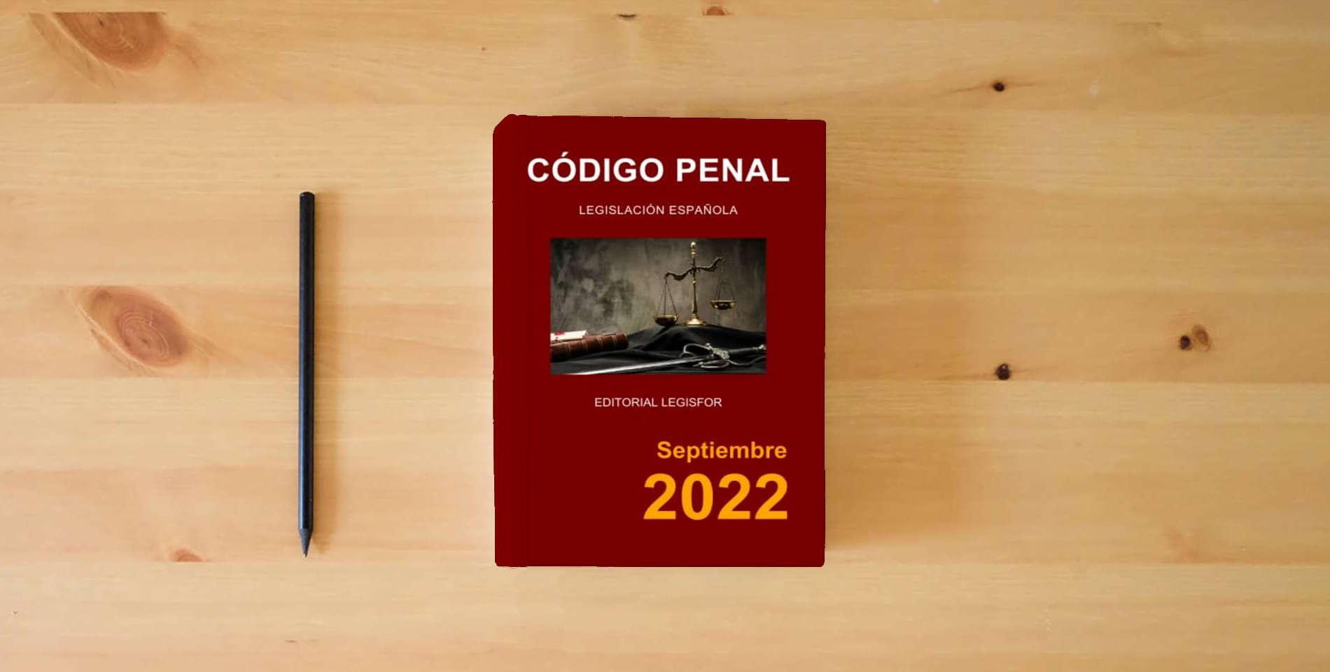 The book Código Penal is on the table