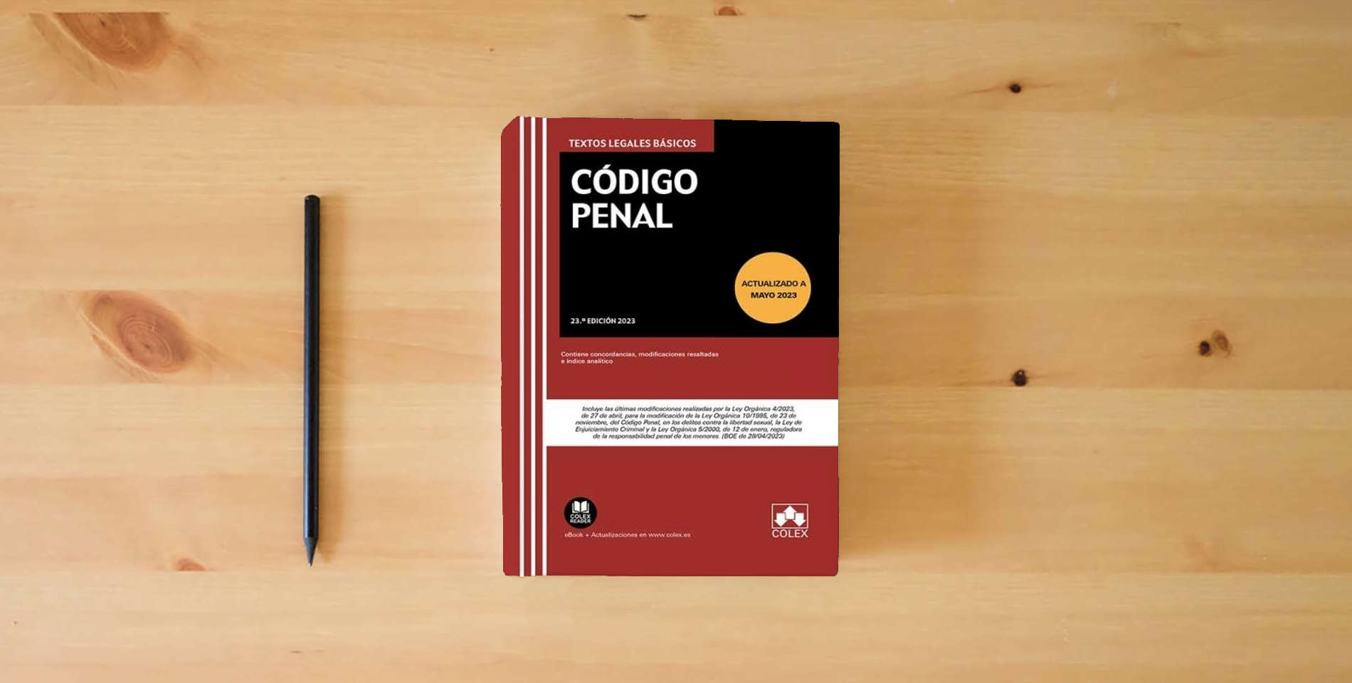 The book Código penal: Contiene concordancias, modificaciones resaltadas e índice analítico (Textos legales básicos) is on the table