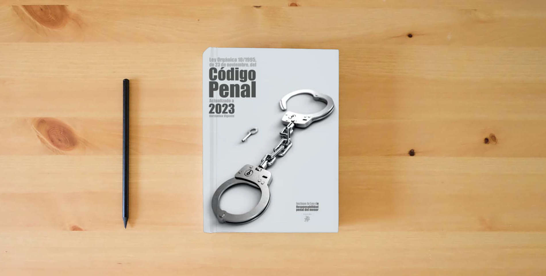 The book Código Penal: Incluye Ley de Responsabilidad Penal del Menor is on the table