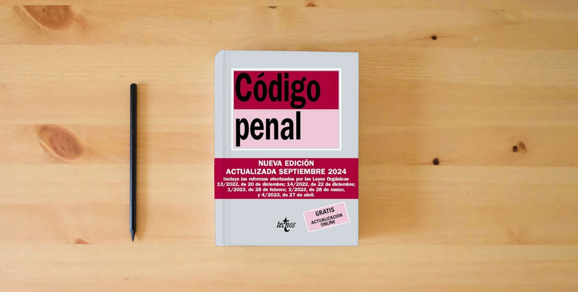 The book Código Penal: Ley Orgánica 10/1995, de 23 de noviembre (Derecho - Biblioteca de Textos Legales) is on the table