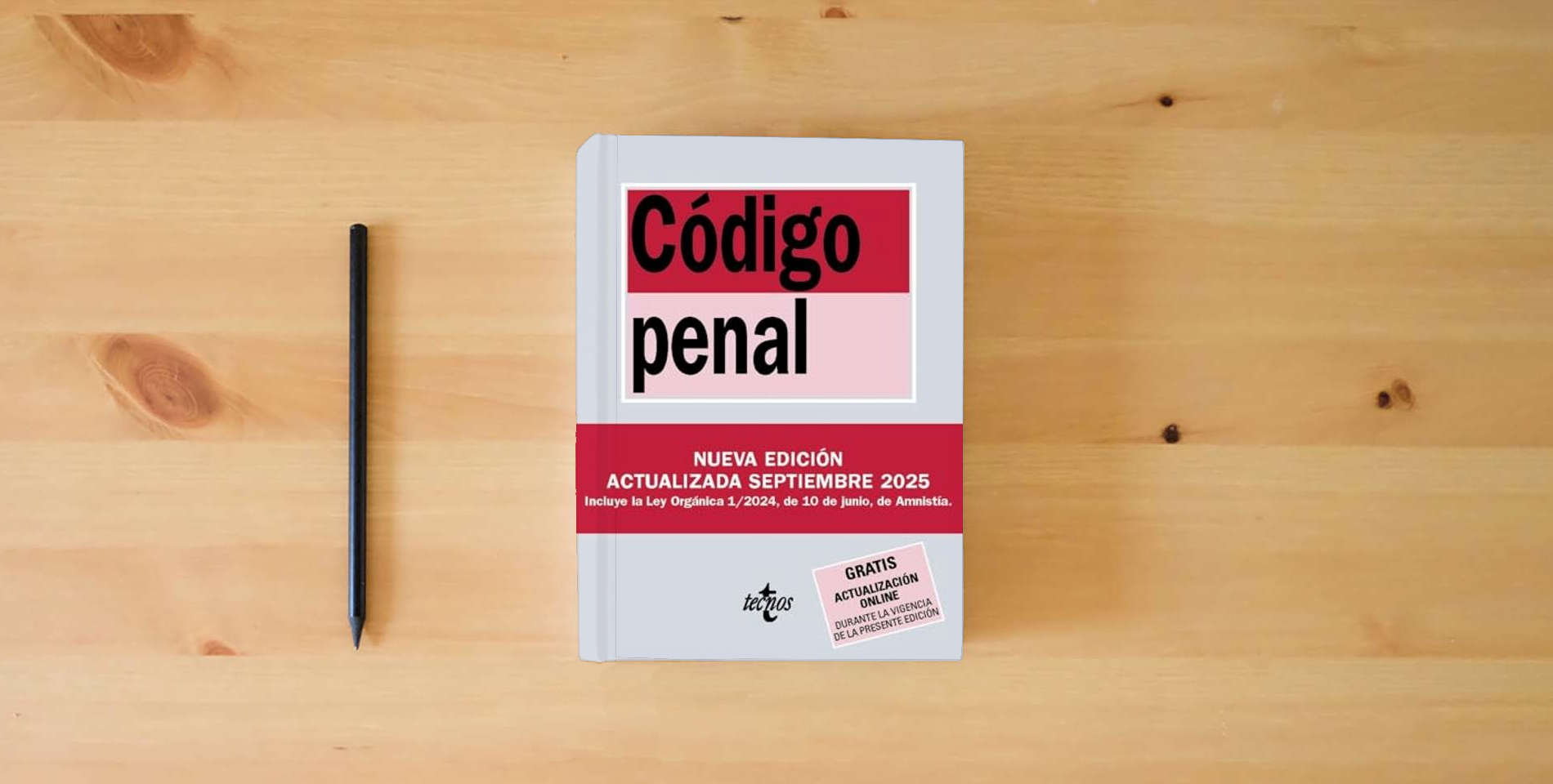 The book Código Penal: Ley Orgánica 10/1995, de 23 de noviembre (Derecho - Biblioteca de Textos Legales) is on the table