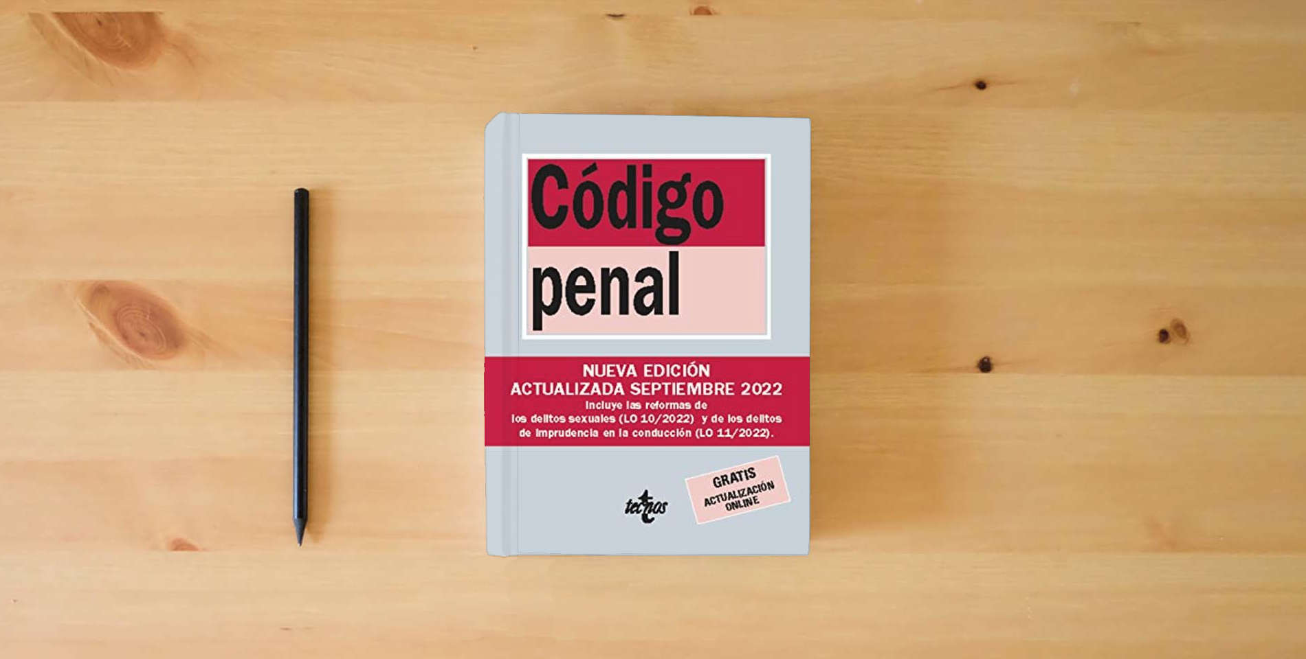 The book Código Penal: Ley Orgánica 10/1995, de 23 de noviembre (Derecho - Biblioteca de Textos Legales) is on the table