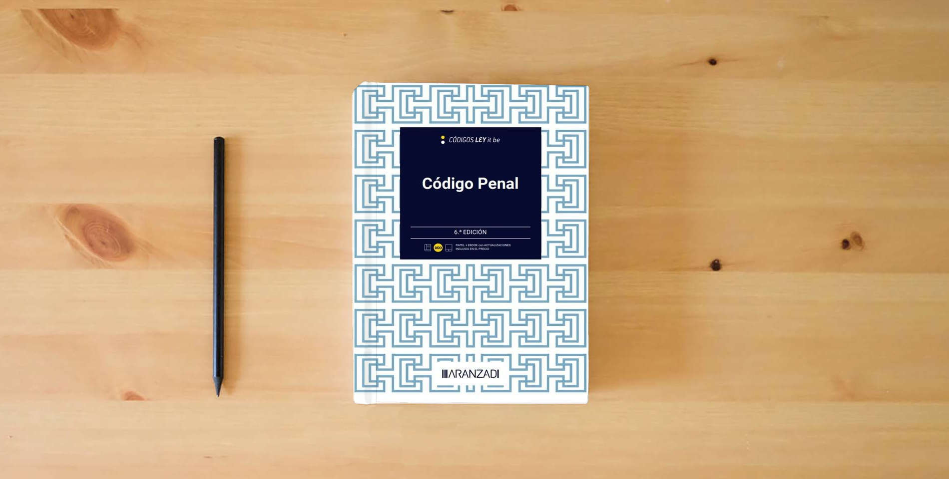The book Código Penal (LeyItBe) (Código Básico) is on the table