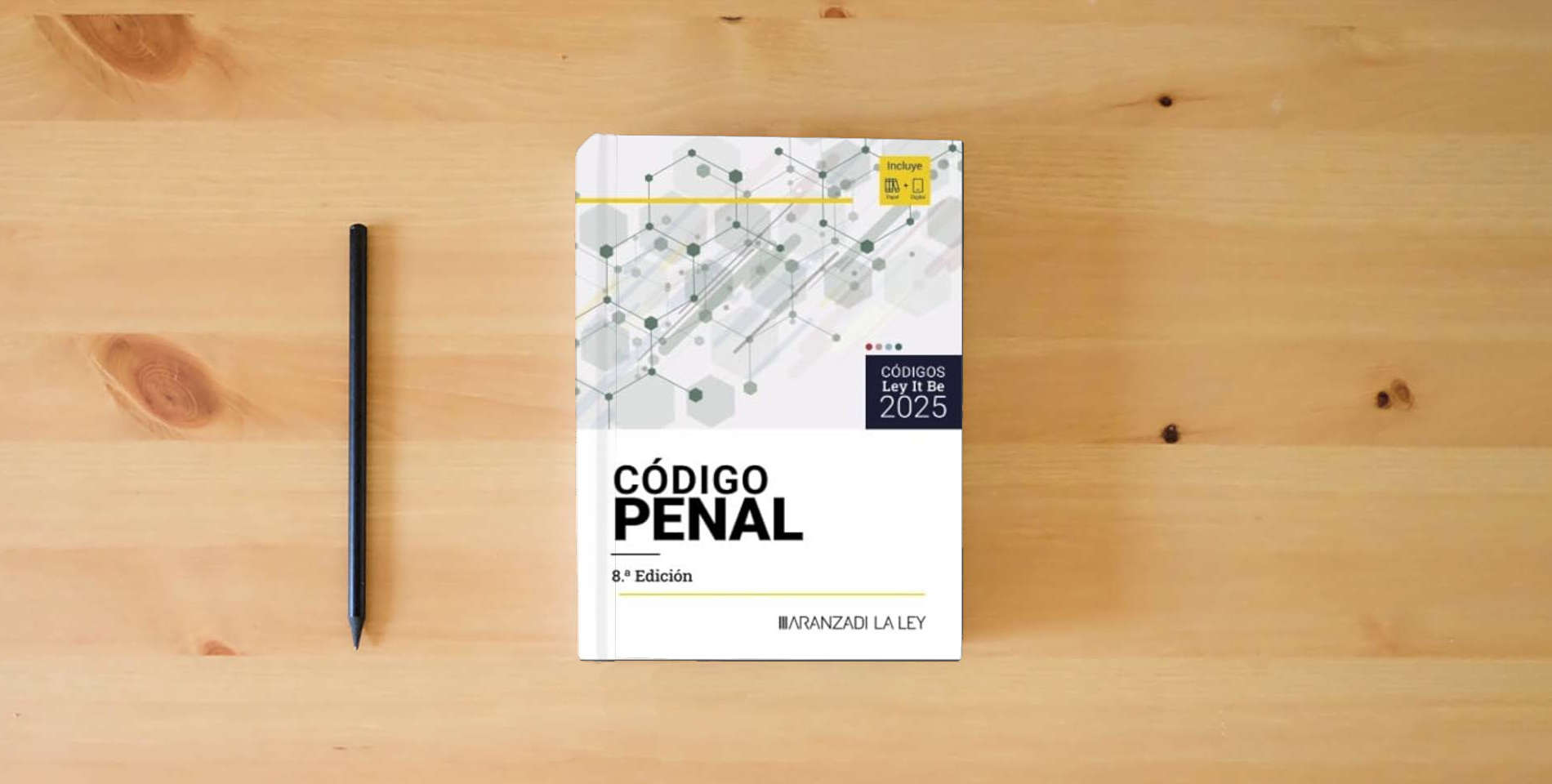 The book Código Penal (LeyItBe) (Códigos LeyItBe) is on the table